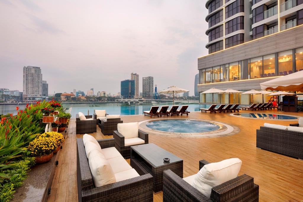 be-boi-ngoai-troi-vinpearl-condotel-riverfront-da-nang