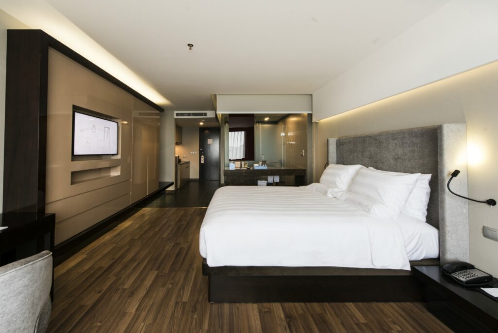 gia-phong-khach-san-novotel-suites-ha-noi-4sao